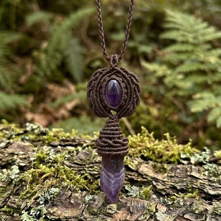 Collar artesanal de macramé con mineral natural hecho en Lugo