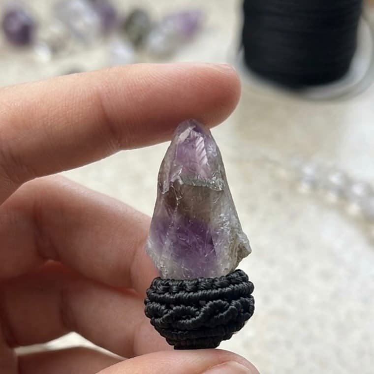 Mineral de amatista en bruto sujeto con hilo de macramé en Lugo