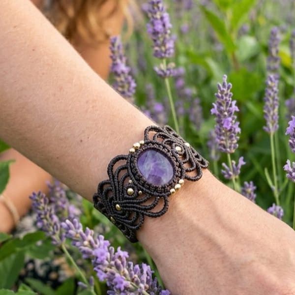 Pulsera artesanal de macramé con piedra natural hecha en Lugo